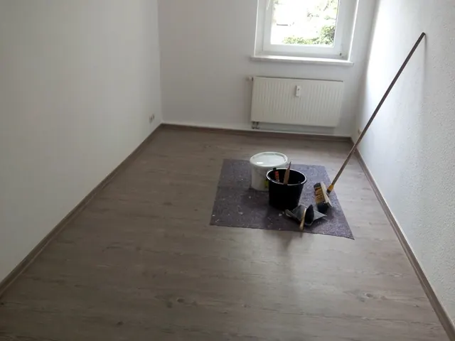 Bodenbelag in Holzoptik mit sauberem Abschluss an den Wänden